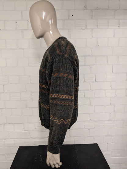 Pull en laine Replique vintage avec col en V. Couleur vert jaune orange. Taille L. 19% Laine.