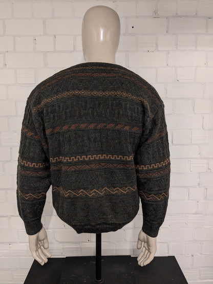 Pull en laine Replique vintage avec col en V. Couleur vert jaune orange. Taille L. 19% Laine.