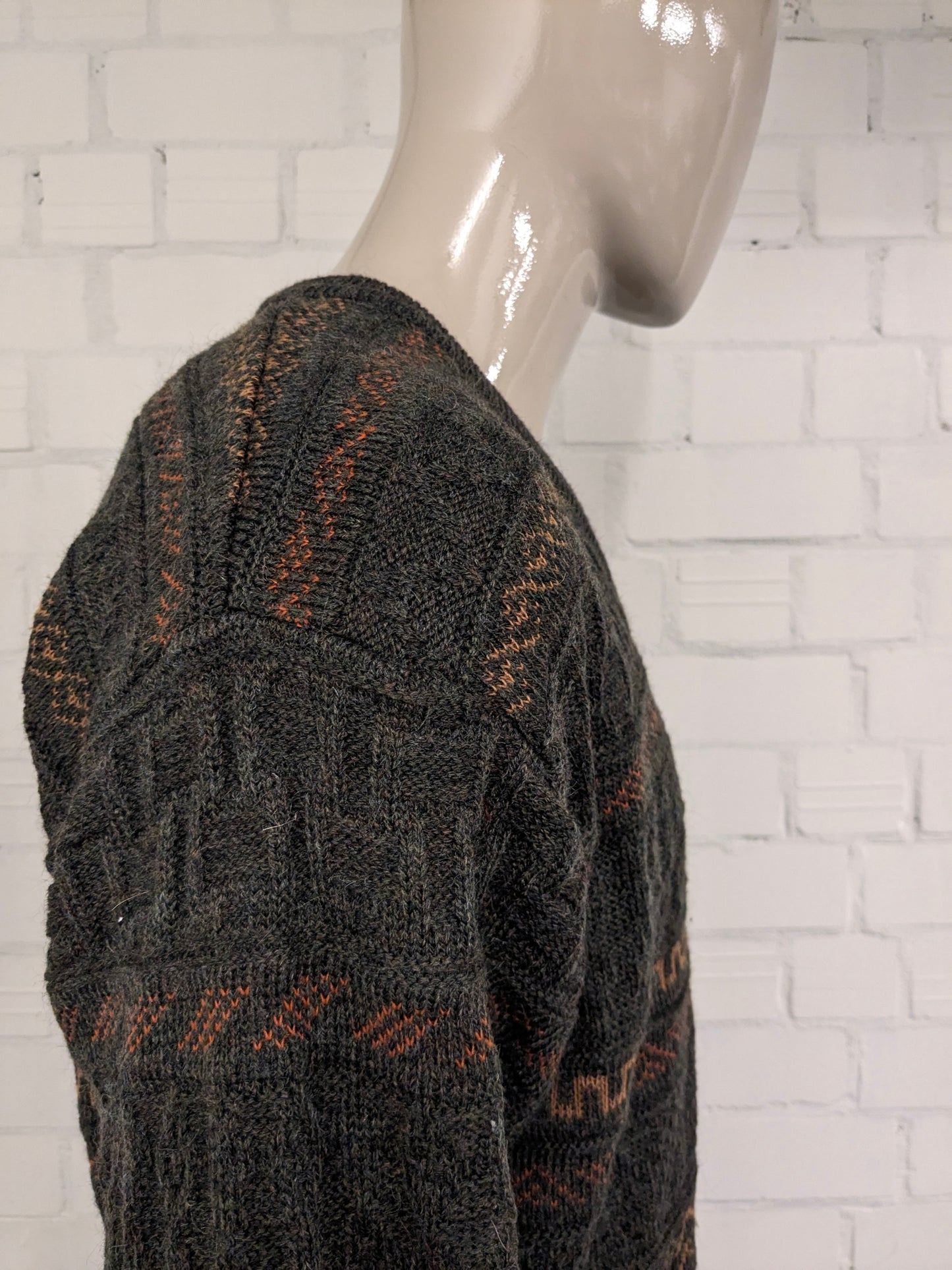 Pull en laine Replique vintage avec col en V. Couleur vert jaune orange. Taille L. 19% Laine.