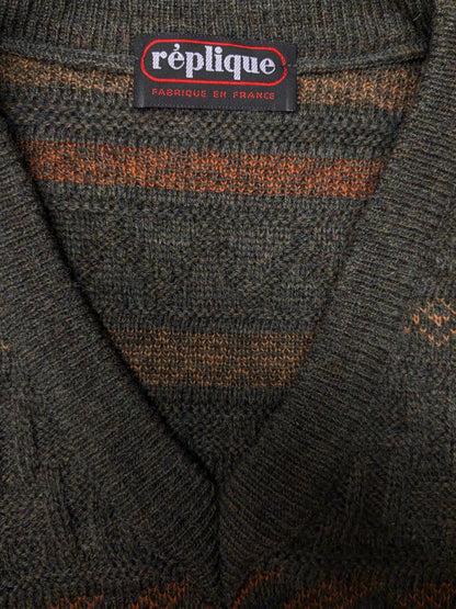 Pull en laine Replique vintage avec col en V. Couleur vert jaune orange. Taille L. 19% Laine.