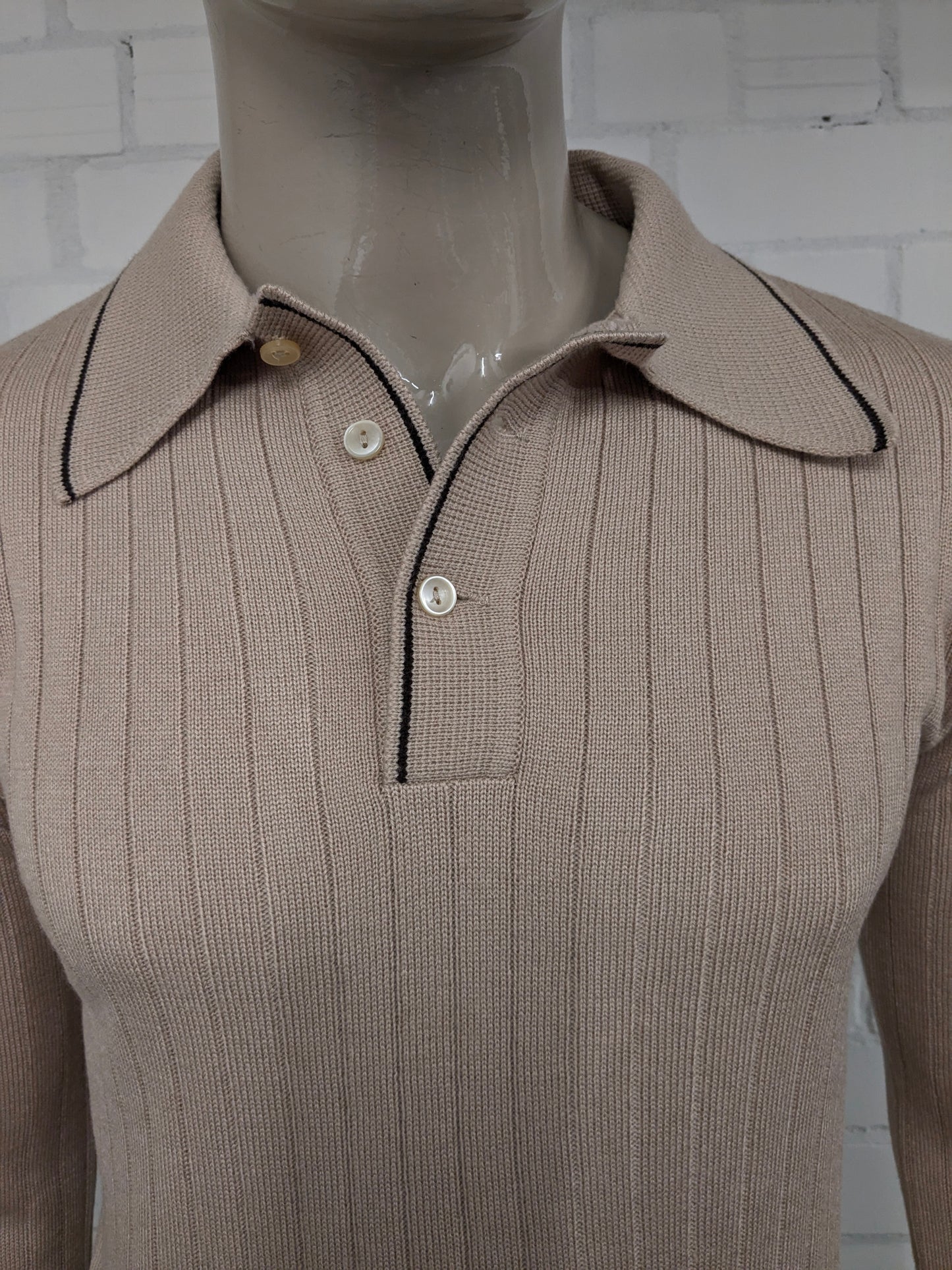 Maglia polo Jet Set vintage anni '70 con colletto a punta. Colore beige. Taglia M.