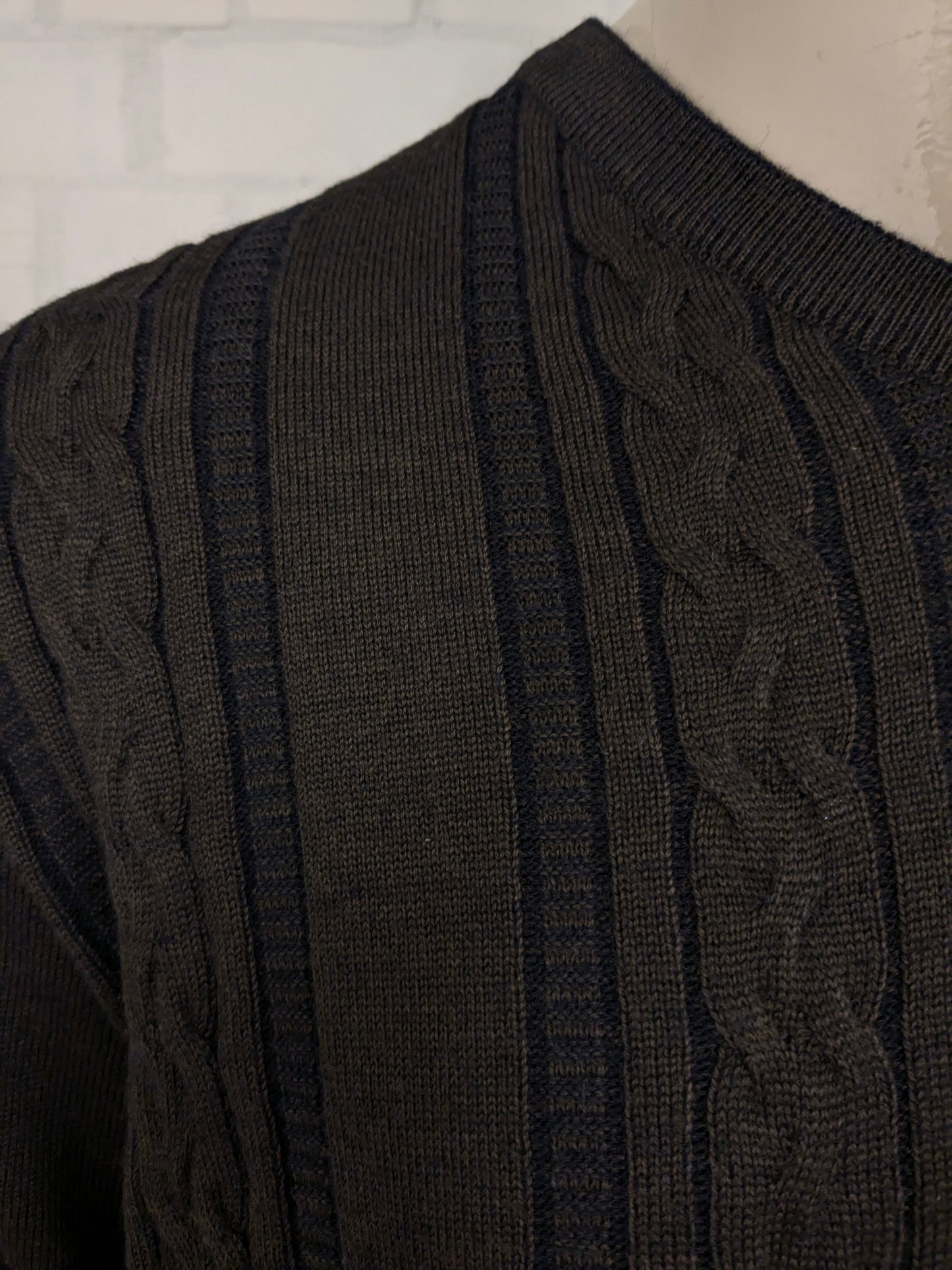 Pull Bartlett & Walker en laine mérinos avec col en V. De couleur marron bleu foncé. Taille L. 34% Laine.