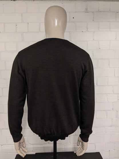 Pull Bartlett & Walker en laine mérinos avec col en V. De couleur marron bleu foncé. Taille L. 34% Laine.