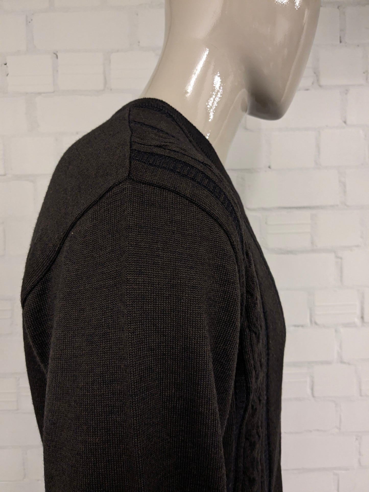 Pull Bartlett & Walker en laine mérinos avec col en V. De couleur marron bleu foncé. Taille L. 34% Laine.