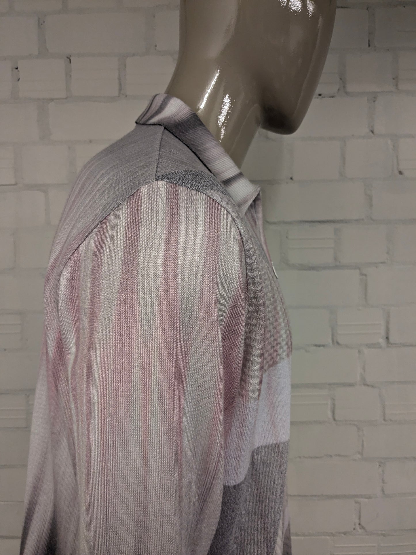 Jersey polo Vintage Districk con cremallera. Color Rosa Blanco Gris ligeramente brillante. Talla XL.