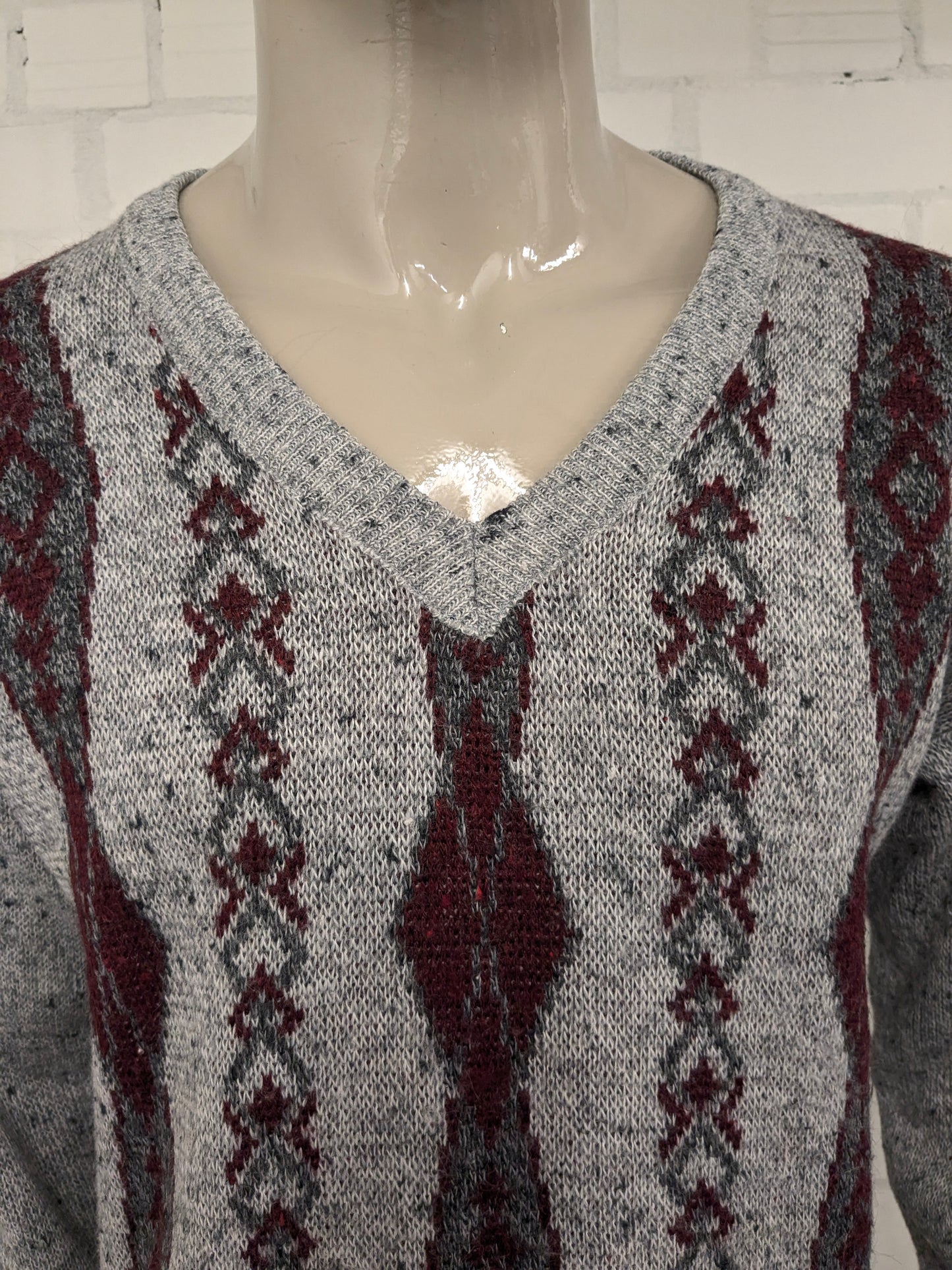 Maglione vintage Luis Ferrer in lana con scollo a V. Colore grigio rosso. Taglia L. 13% Lana.