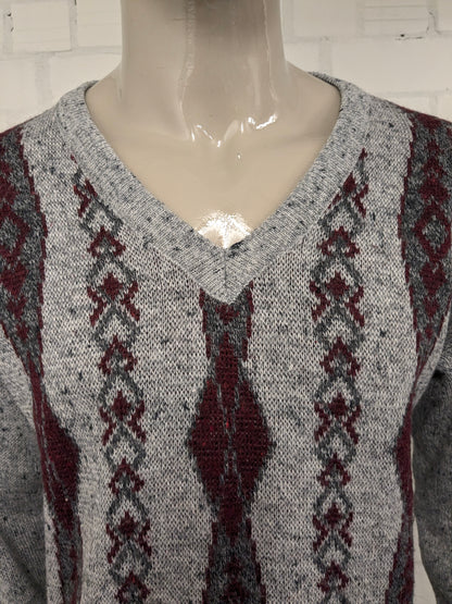 Maglione vintage Luis Ferrer in lana con scollo a V. Colore grigio rosso. Taglia L. 13% Lana.