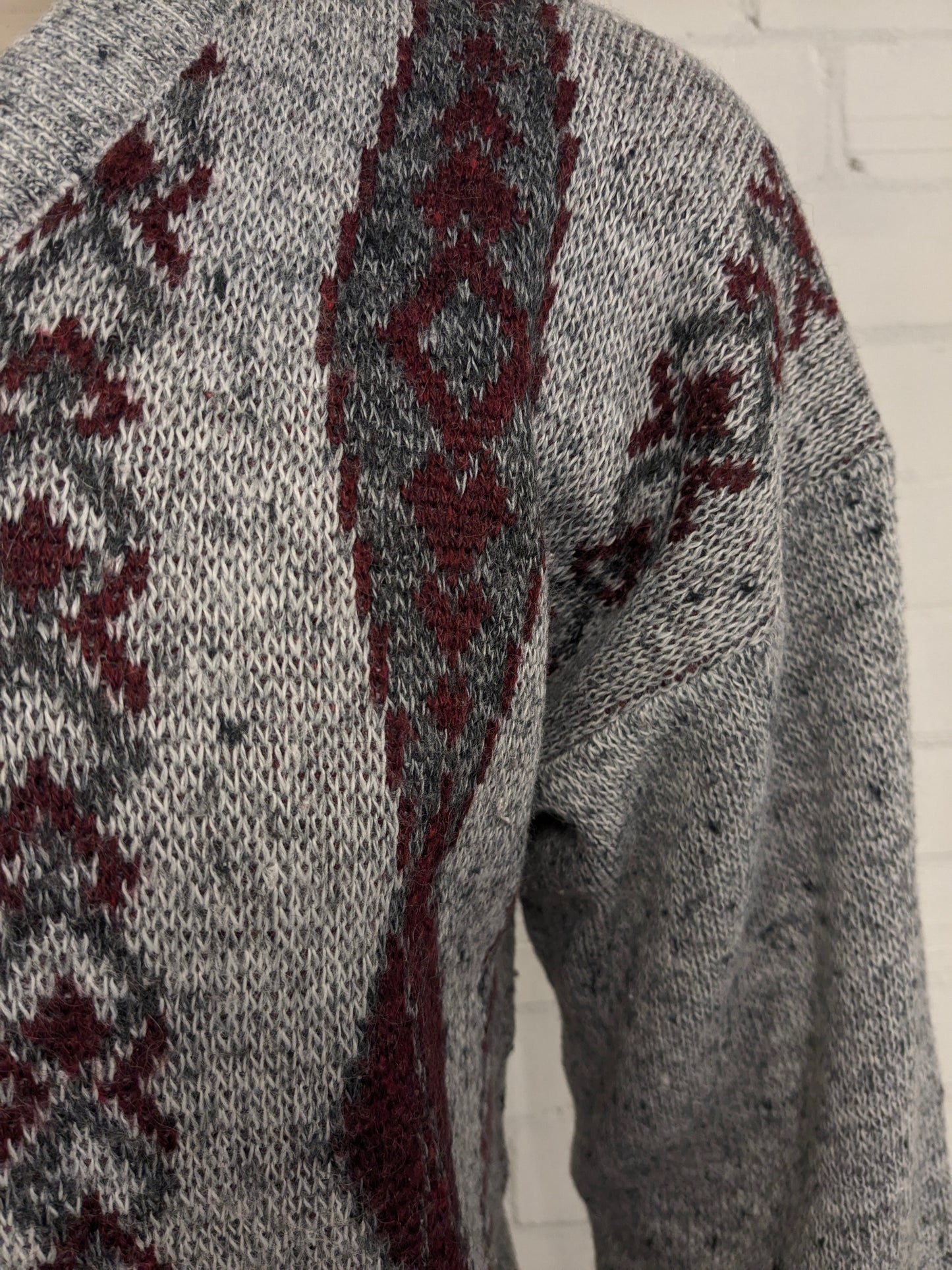 Maglione vintage Luis Ferrer in lana con scollo a V. Colore grigio rosso. Taglia L. 13% Lana.