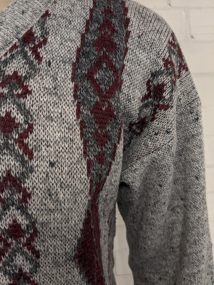 Maglione vintage Luis Ferrer in lana con scollo a V. Colore grigio rosso. Taglia L. 13% Lana.