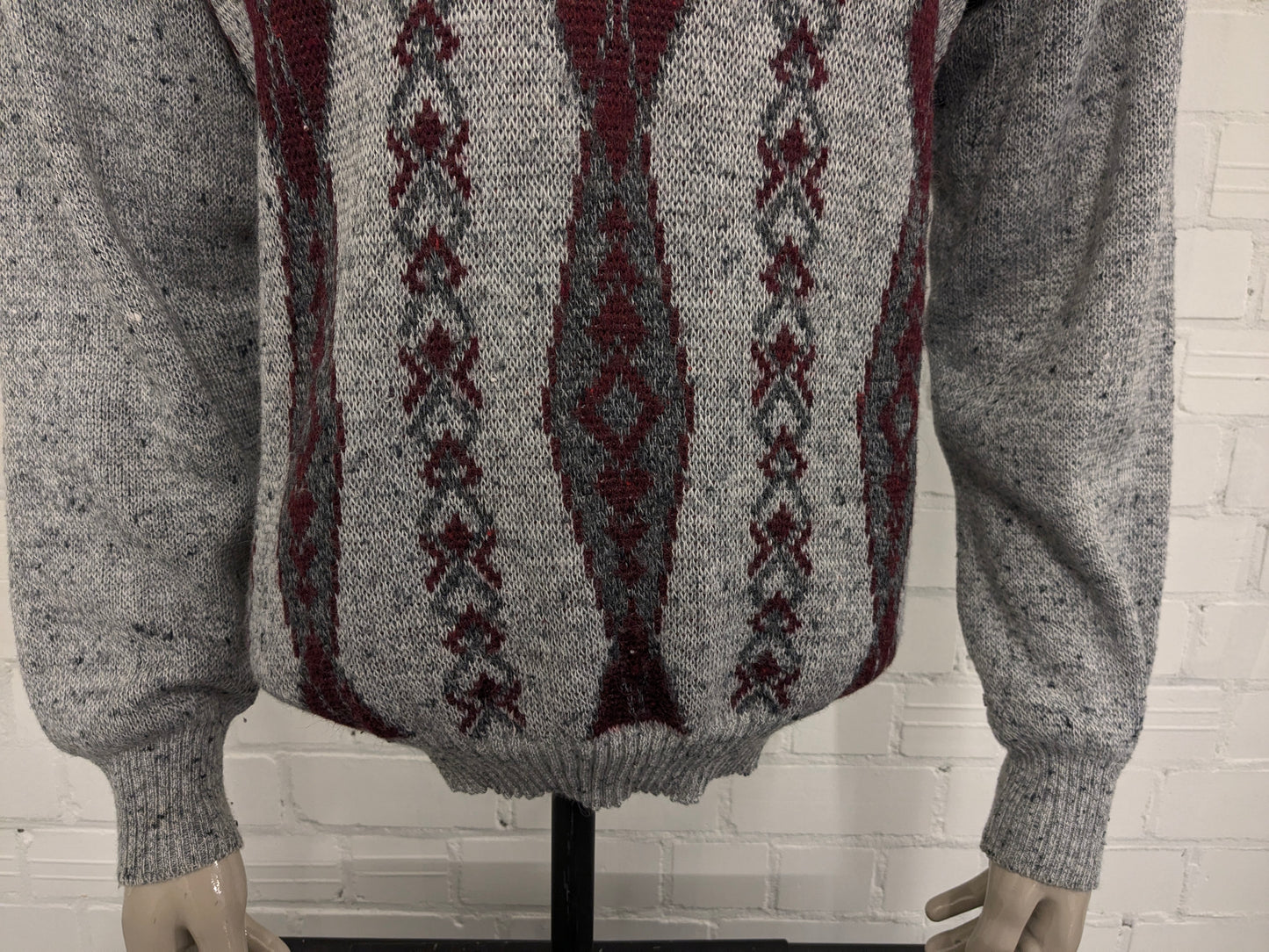 Maglione vintage Luis Ferrer in lana con scollo a V. Colore grigio rosso. Taglia L. 13% Lana.
