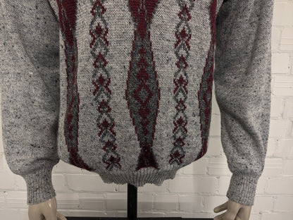 Maglione vintage Luis Ferrer in lana con scollo a V. Colore grigio rosso. Taglia L. 13% Lana.
