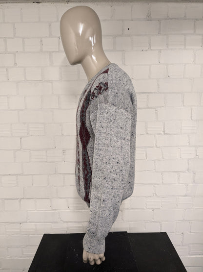 Maglione vintage Luis Ferrer in lana con scollo a V. Colore grigio rosso. Taglia L. 13% Lana.