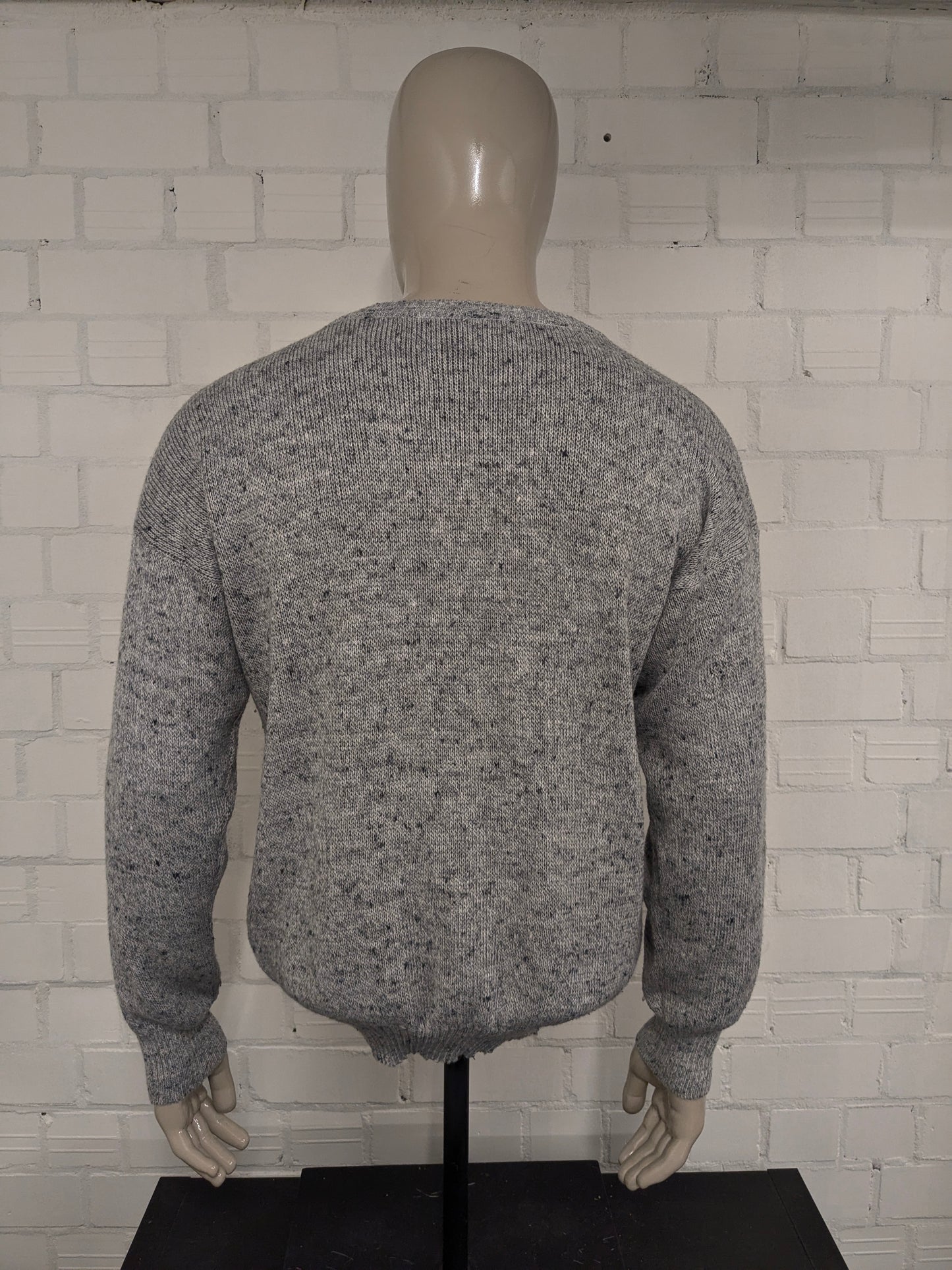 Maglione vintage Luis Ferrer in lana con scollo a V. Colore grigio rosso. Taglia L. 13% Lana.