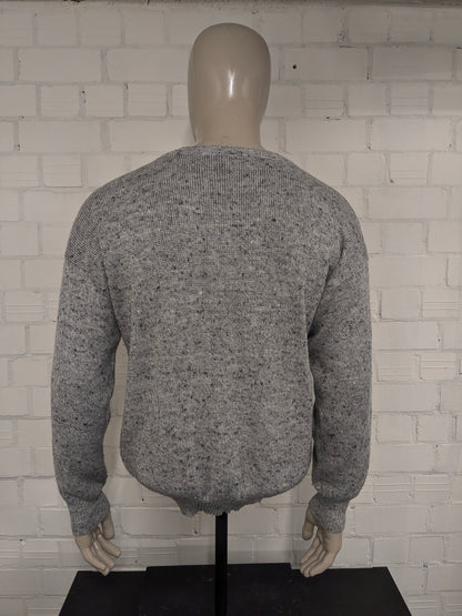 Maglione vintage Luis Ferrer in lana con scollo a V. Colore grigio rosso. Taglia L. 13% Lana.