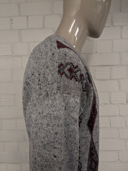 Maglione vintage Luis Ferrer in lana con scollo a V. Colore grigio rosso. Taglia L. 13% Lana.