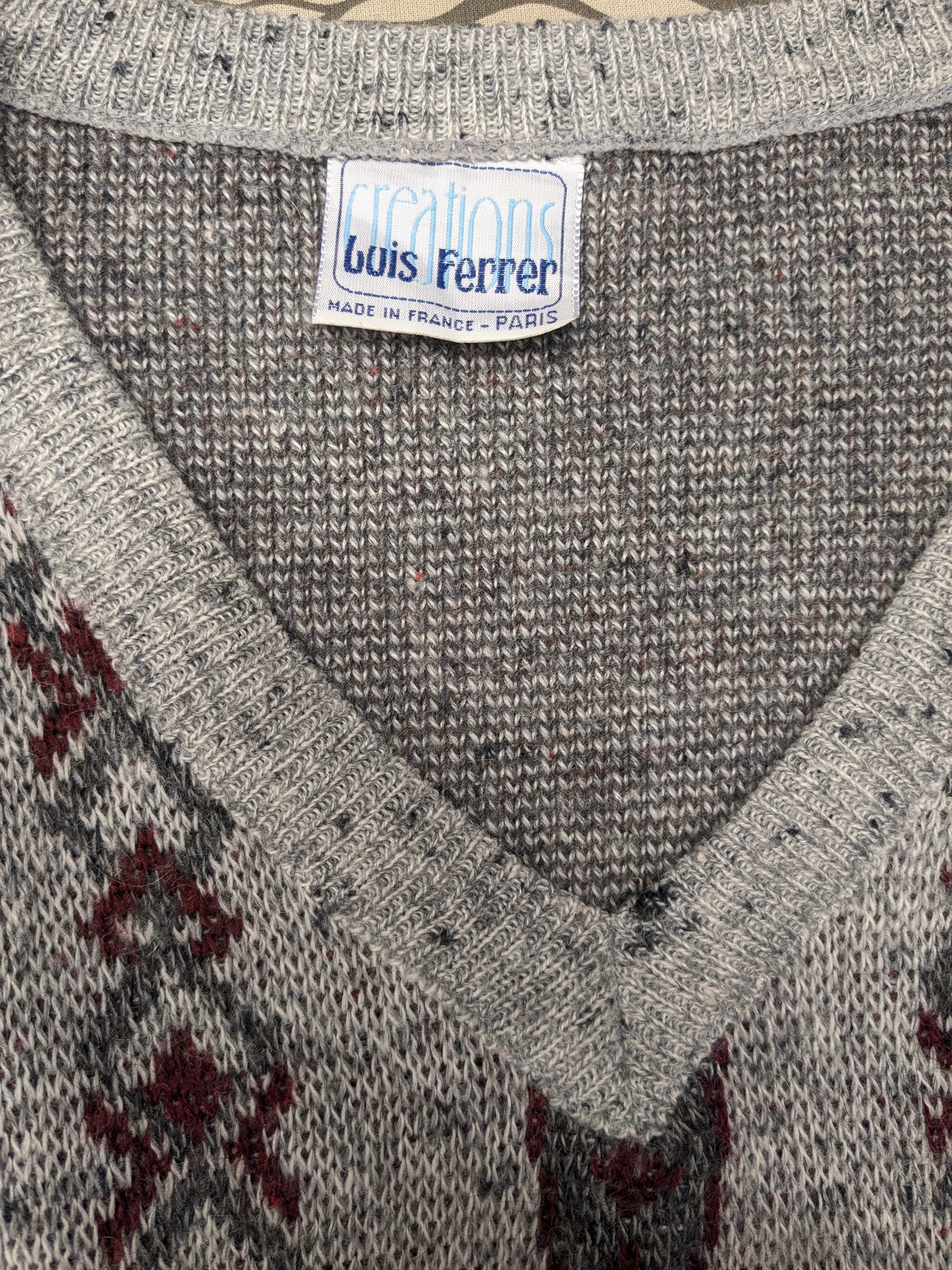 Maglione vintage Luis Ferrer in lana con scollo a V. Colore grigio rosso. Taglia L. 13% Lana.