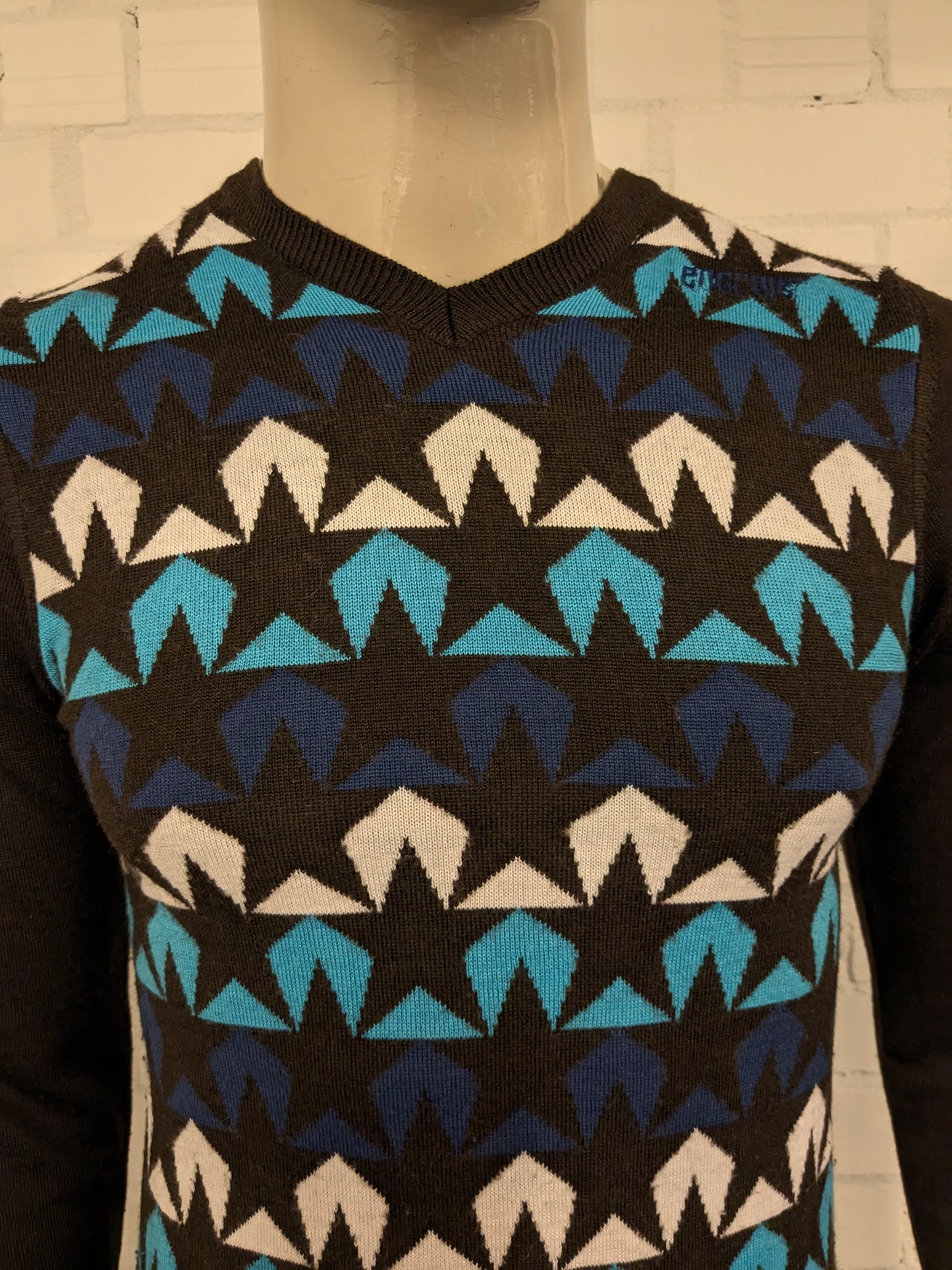 Energie Wollen trui met V-Hals. Bruin Blauw Wit motief. Maat S. 50% Wol.