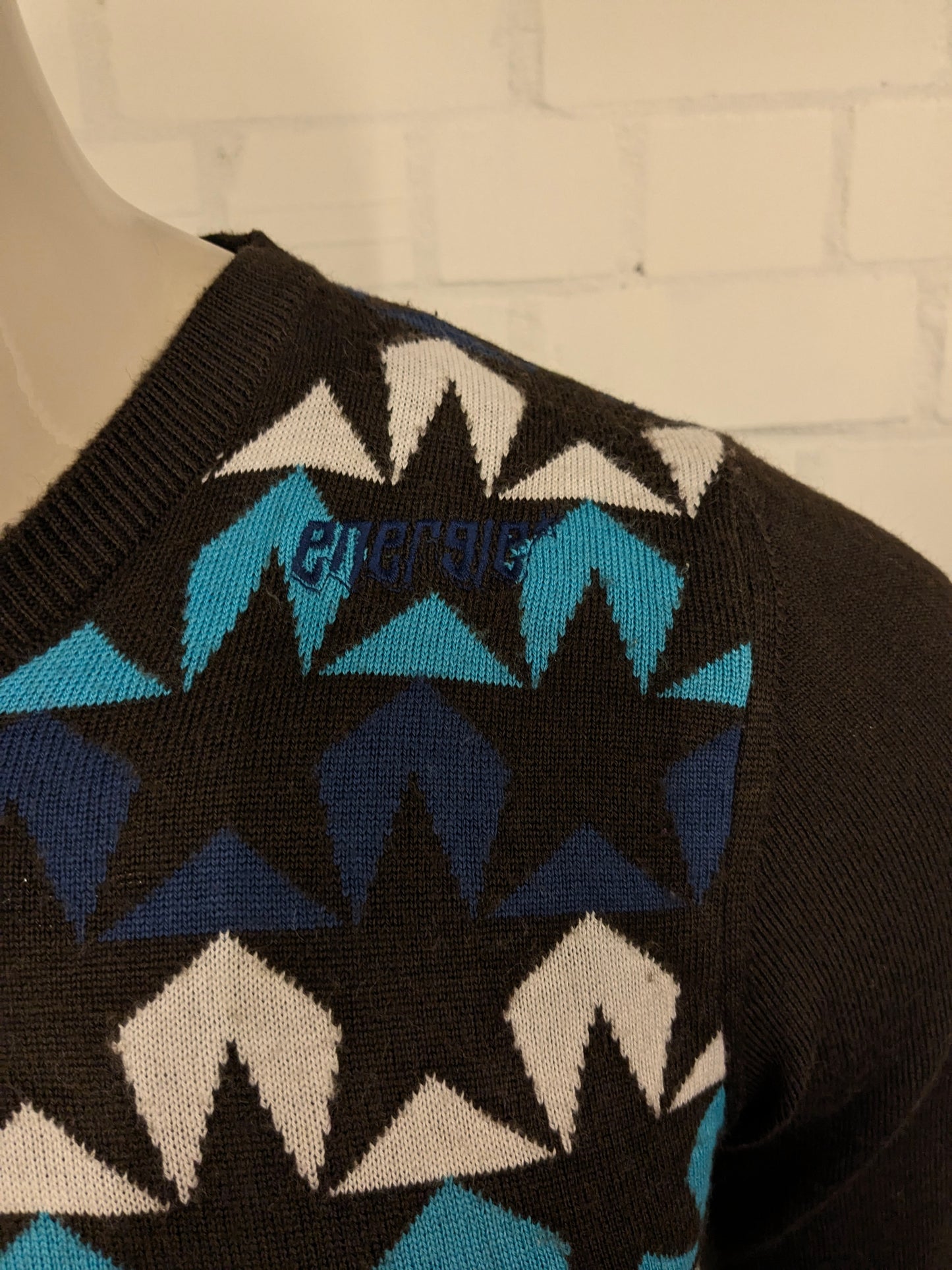 Energie Wollen trui met V-Hals. Bruin Blauw Wit motief. Maat S. 50% Wol.