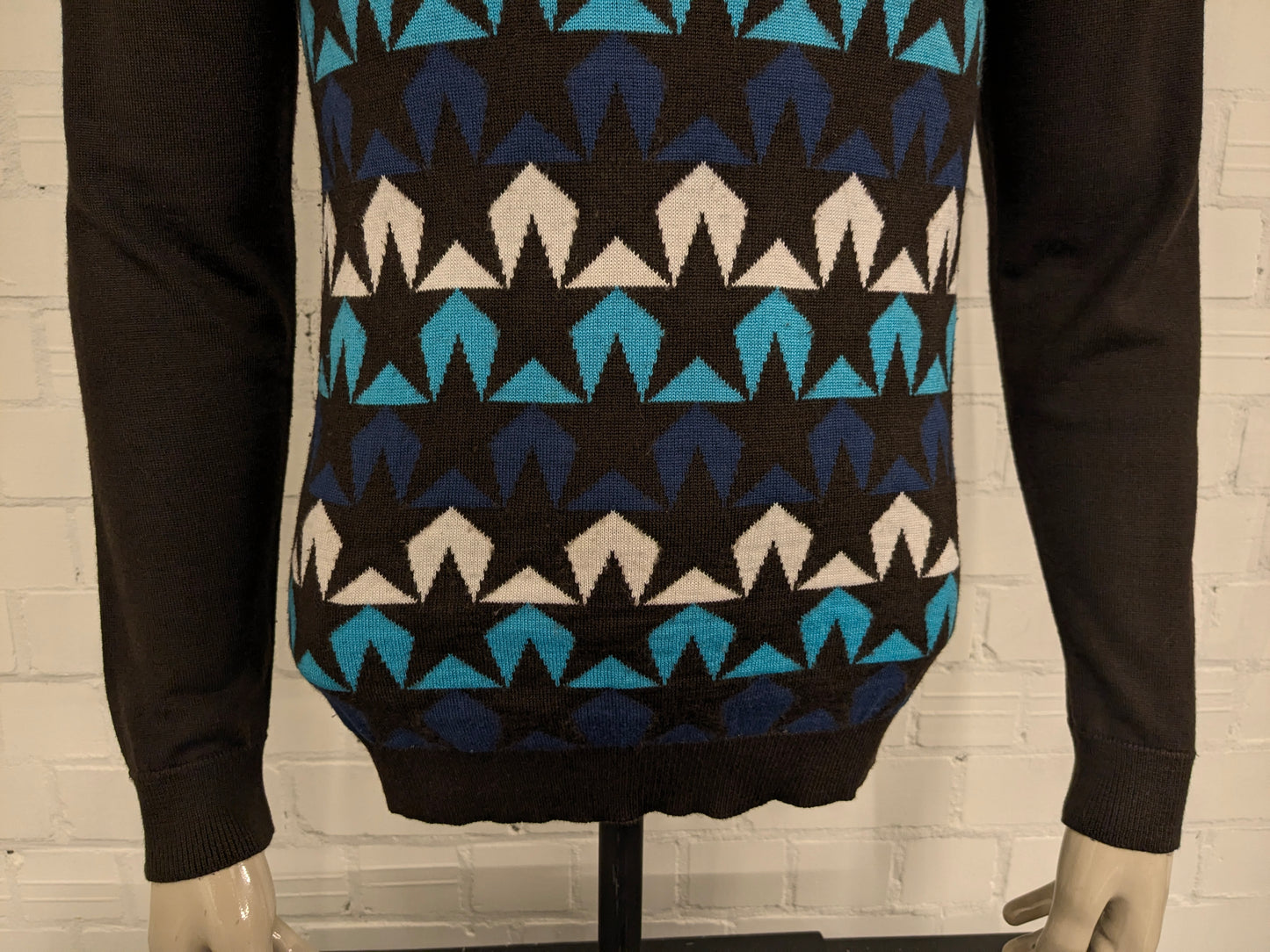 Energie Wollen trui met V-Hals. Bruin Blauw Wit motief. Maat S. 50% Wol.