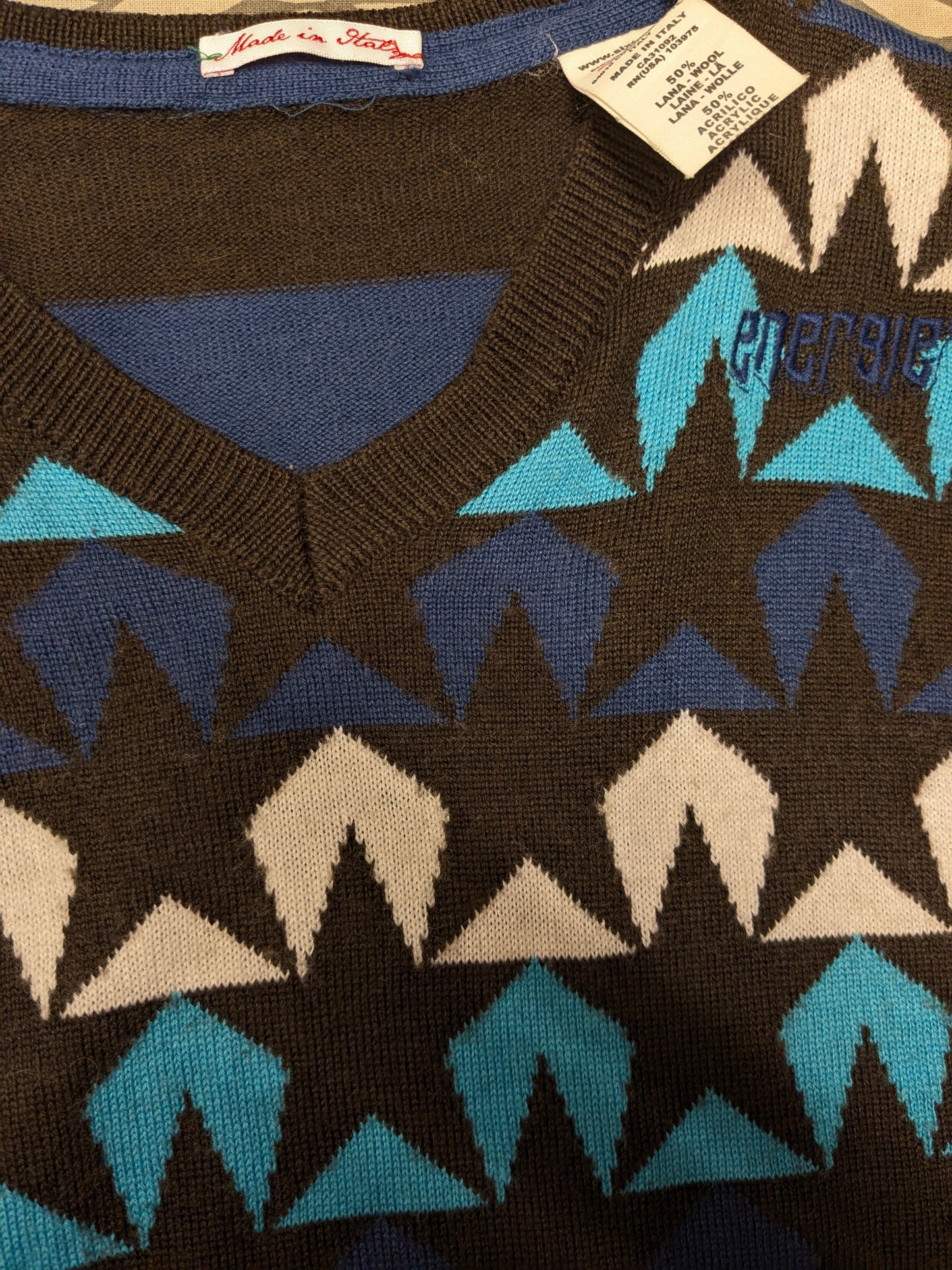 Energie Wollen trui met V-Hals. Bruin Blauw Wit motief. Maat S. 50% Wol.