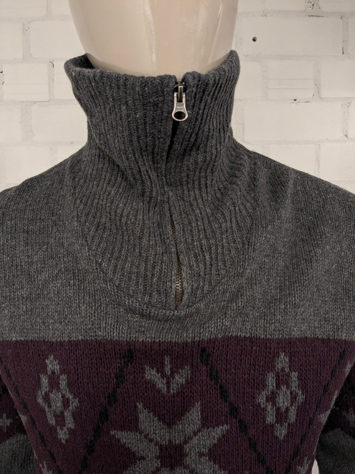 Maglione vintage in lana d'agnello con cerniera. Colore grigio viola nero. Taglia L. 30% Lana.