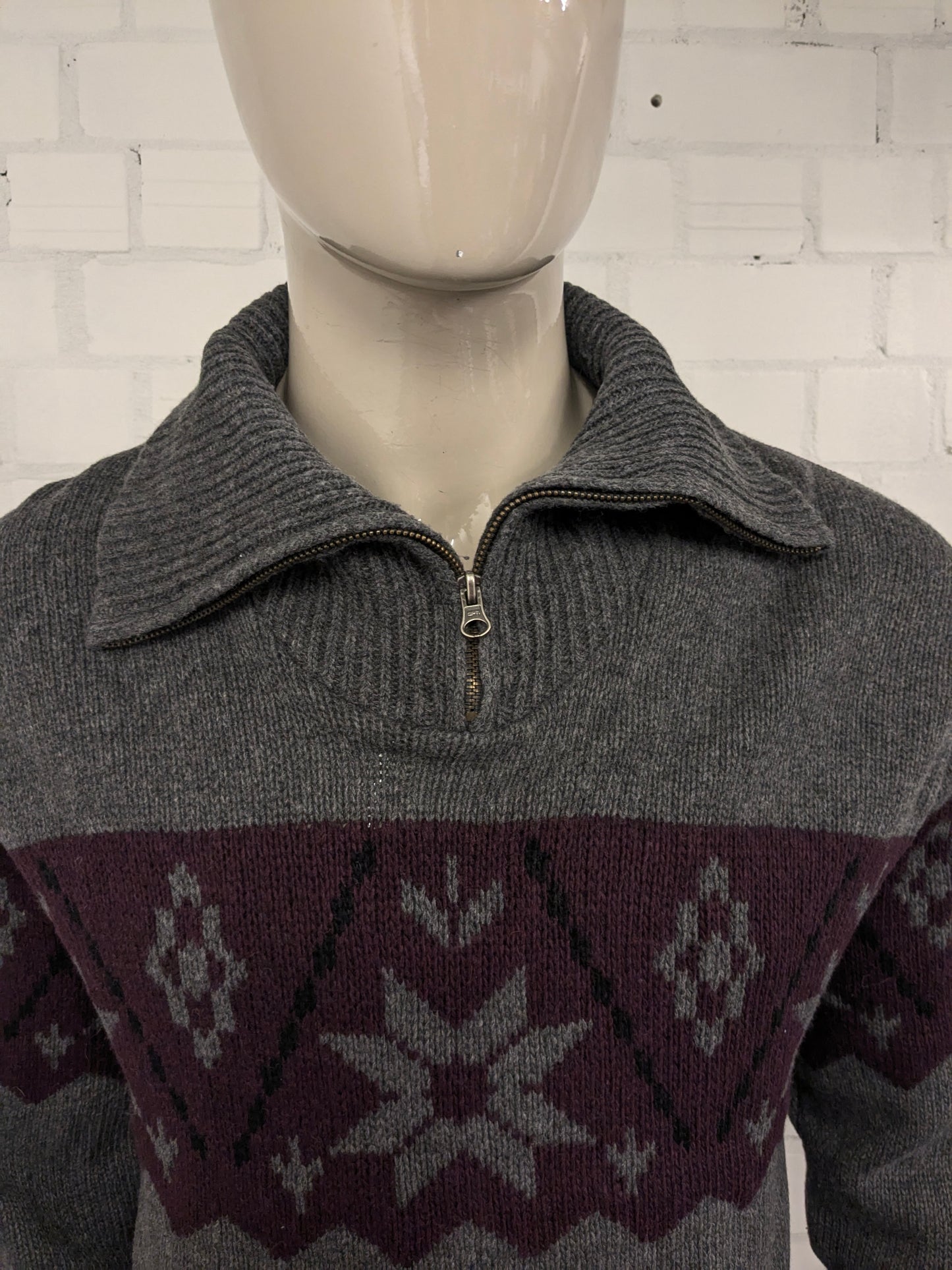 Maglione vintage in lana d'agnello con cerniera. Colore grigio viola nero. Taglia L. 30% Lana.