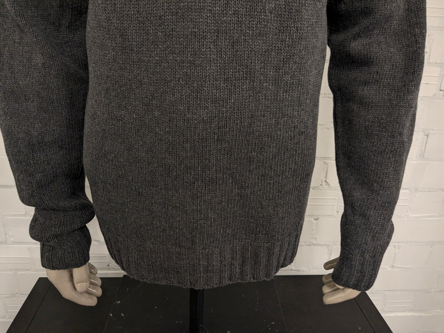 Maglione vintage in lana d'agnello con cerniera. Colore grigio viola nero. Taglia L. 30% Lana.