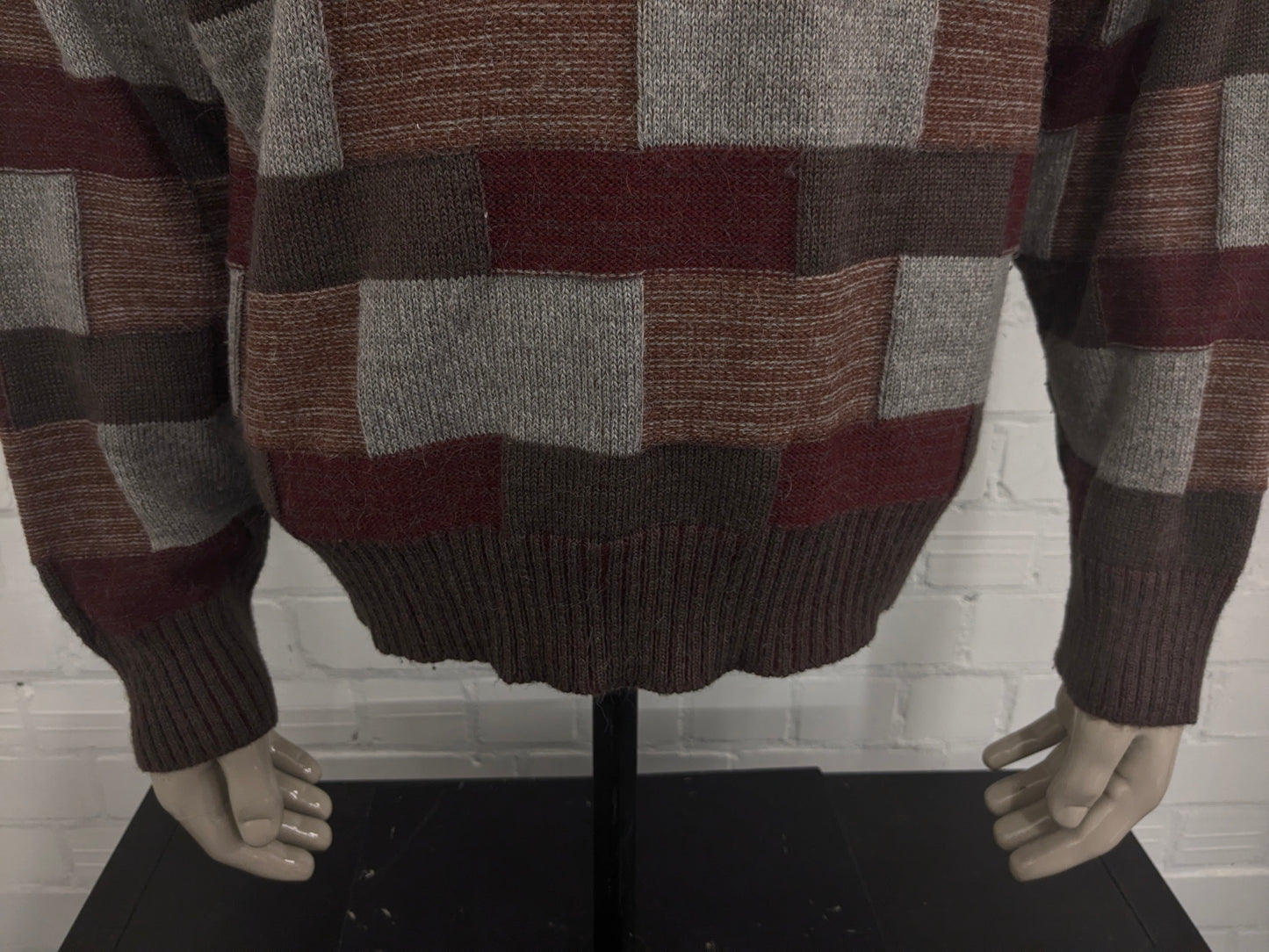 Suéter vintage de Lana Peruana de Alpaca con Cuello en V. Color rojo marrón gris. Talla XL. 30% Lana y 20% Alpaca.