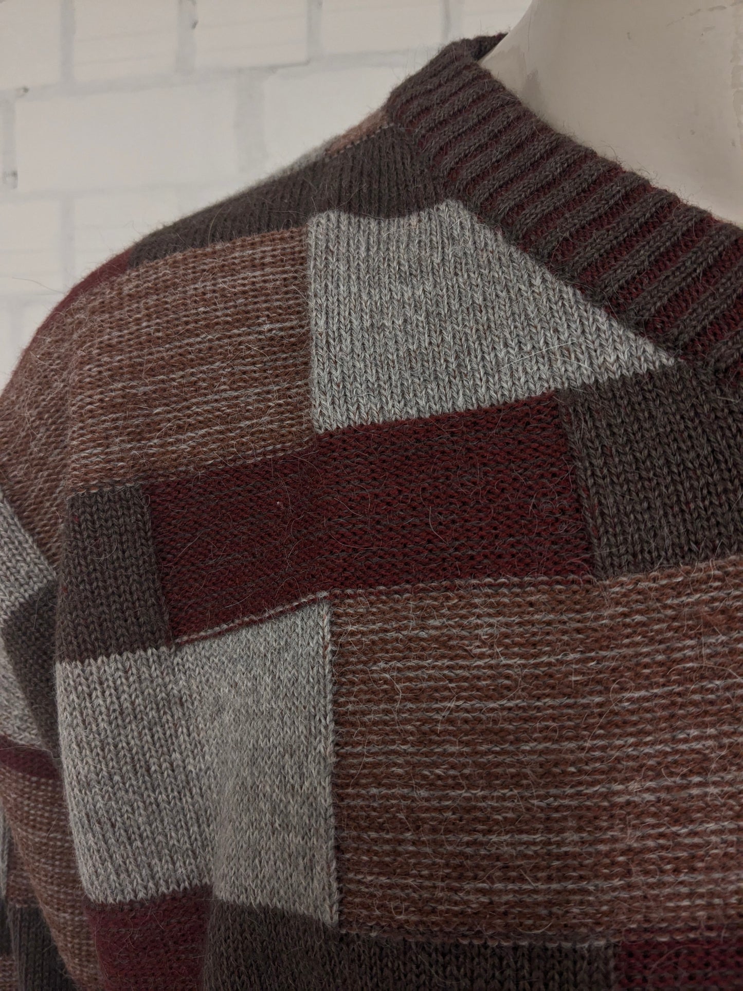 Suéter vintage de Lana Peruana de Alpaca con Cuello en V. Color rojo marrón gris. Talla XL. 30% Lana y 20% Alpaca.