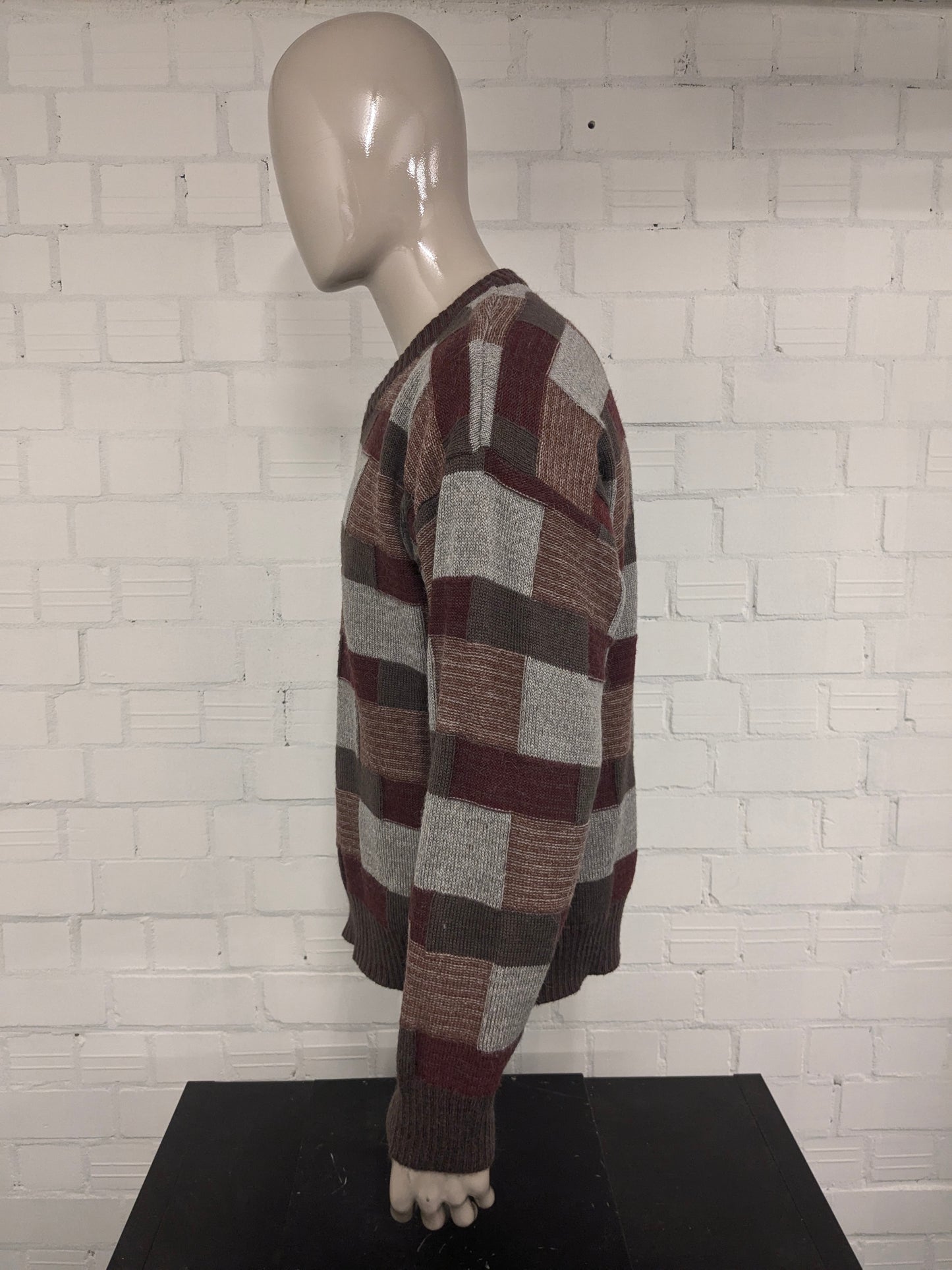 Suéter vintage de Lana Peruana de Alpaca con Cuello en V. Color rojo marrón gris. Talla XL. 30% Lana y 20% Alpaca.