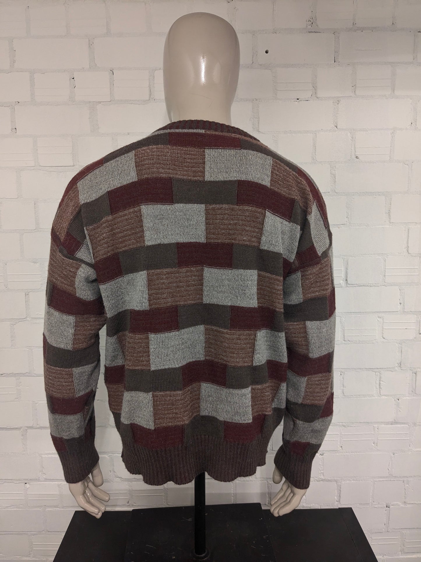 Suéter vintage de Lana Peruana de Alpaca con Cuello en V. Color rojo marrón gris. Talla XL. 30% Lana y 20% Alpaca.