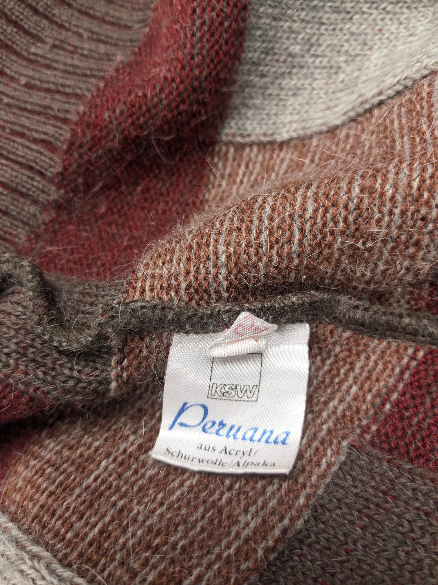 Suéter vintage de Lana Peruana de Alpaca con Cuello en V. Color rojo marrón gris. Talla XL. 30% Lana y 20% Alpaca.