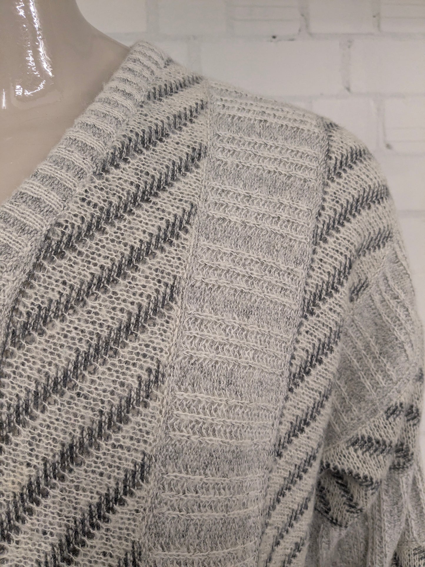 Vintage Bon Gusto Alpaca Wool sweater with V-Neck. Beige Gray colored. Size 2XL / XXL. 28% Wool and 13% Alpaca wool.