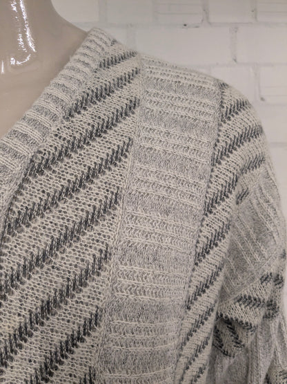 Vintage Bon Gusto Alpaca Wool sweater with V-Neck. Beige Gray colored. Size 2XL / XXL. 28% Wool and 13% Alpaca wool.