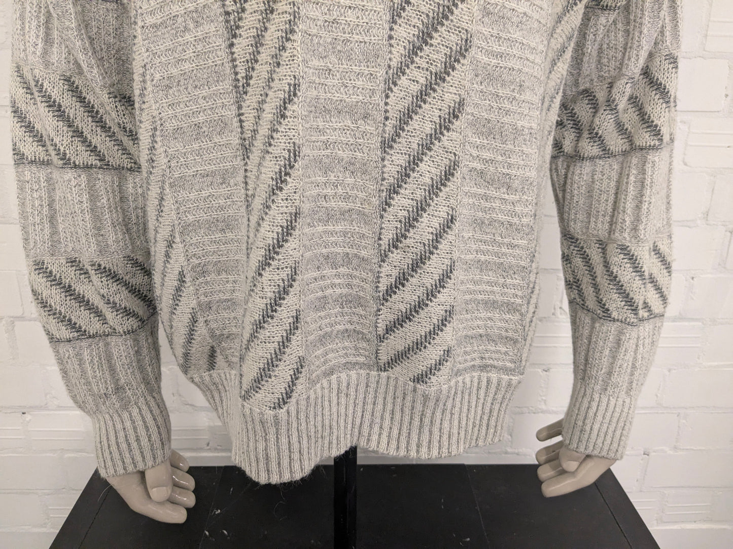 Vintage Bon Gusto Alpaca Wool sweater with V-Neck. Beige Gray colored. Size 2XL / XXL. 28% Wool and 13% Alpaca wool.