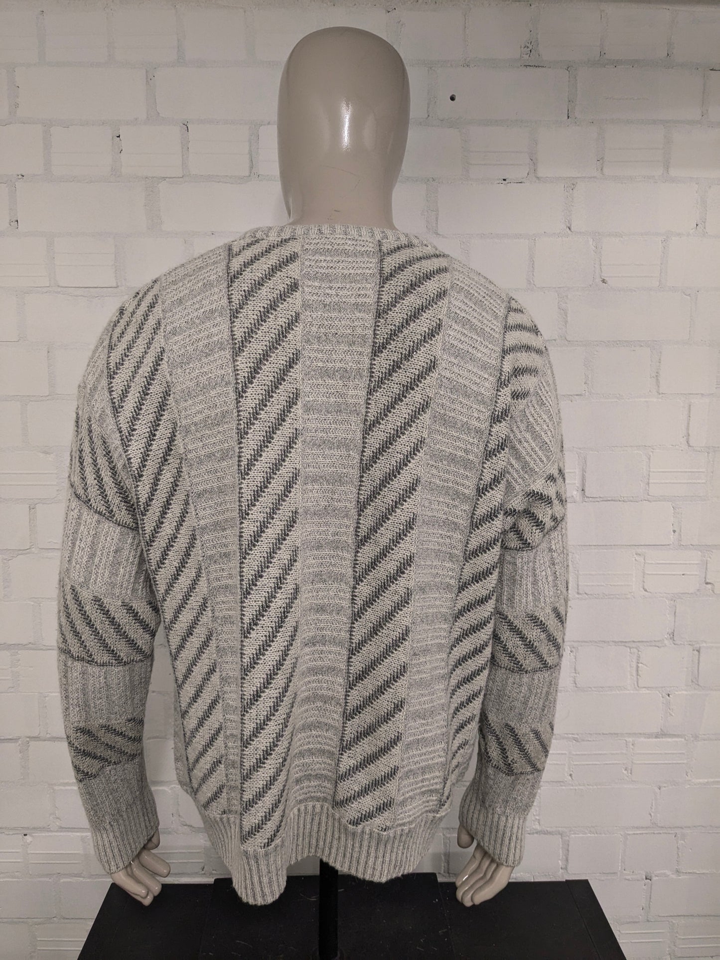 Vintage Bon Gusto Alpaca Wool sweater with V-Neck. Beige Gray colored. Size 2XL / XXL. 28% Wool and 13% Alpaca wool.