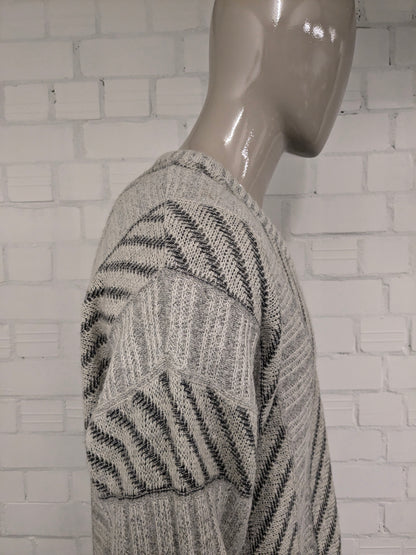 Vintage Bon Gusto Alpaca Wool sweater with V-Neck. Beige Gray colored. Size 2XL / XXL. 28% Wool and 13% Alpaca wool.