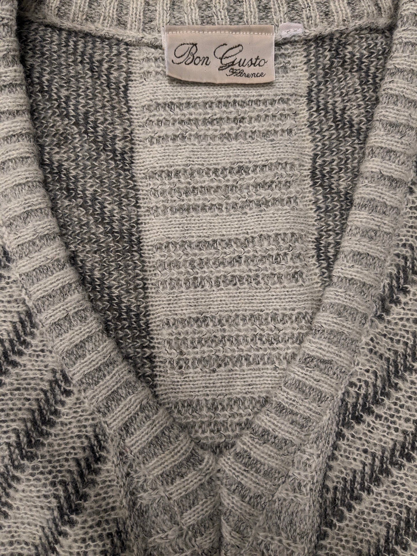 Vintage Bon Gusto Alpaca Wool sweater with V-Neck. Beige Gray colored. Size 2XL / XXL. 28% Wool and 13% Alpaca wool.