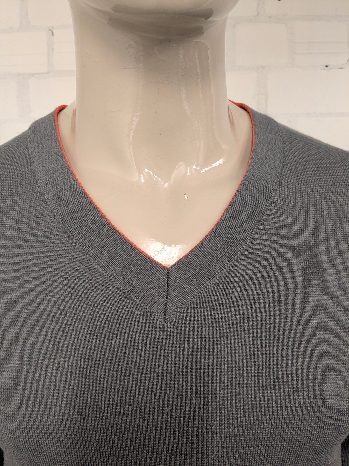 Maglione vintage Celexta in lana con scollo a V. Colore grigio arancio. Taglia S. 50% Lana.