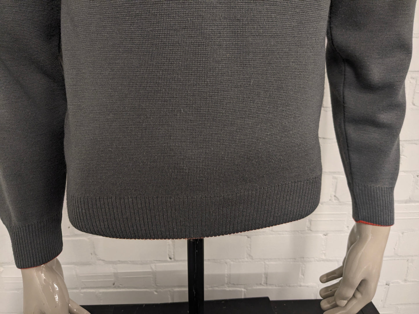 Maglione vintage Celexta in lana con scollo a V. Colore grigio arancio. Taglia S. 50% Lana.