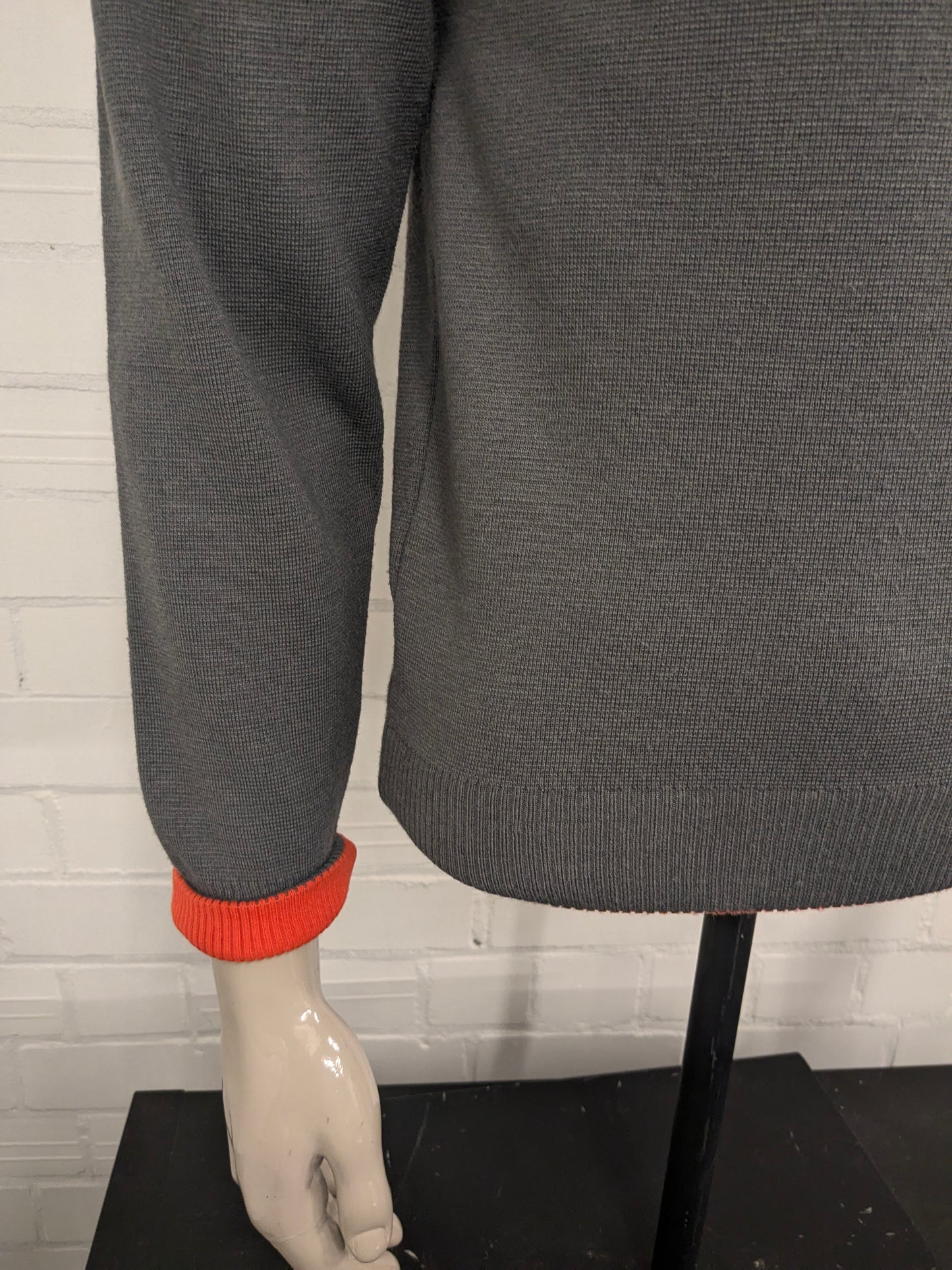 Maglione vintage Celexta in lana con scollo a V. Colore grigio arancio. Taglia S. 50% Lana.