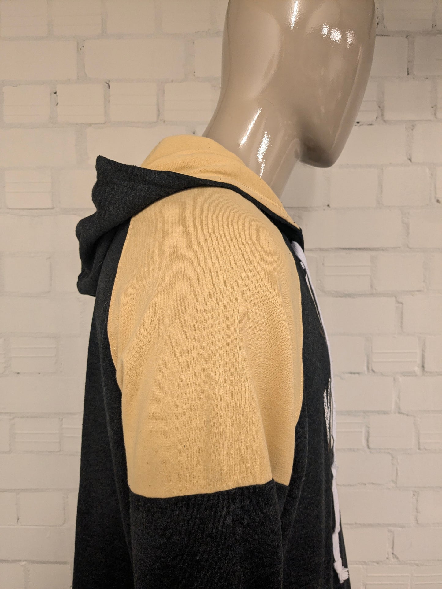 Official NHL Golden Knights Hoodie. Antraciet Geel gekleurd. Maat 2XL / XXL.