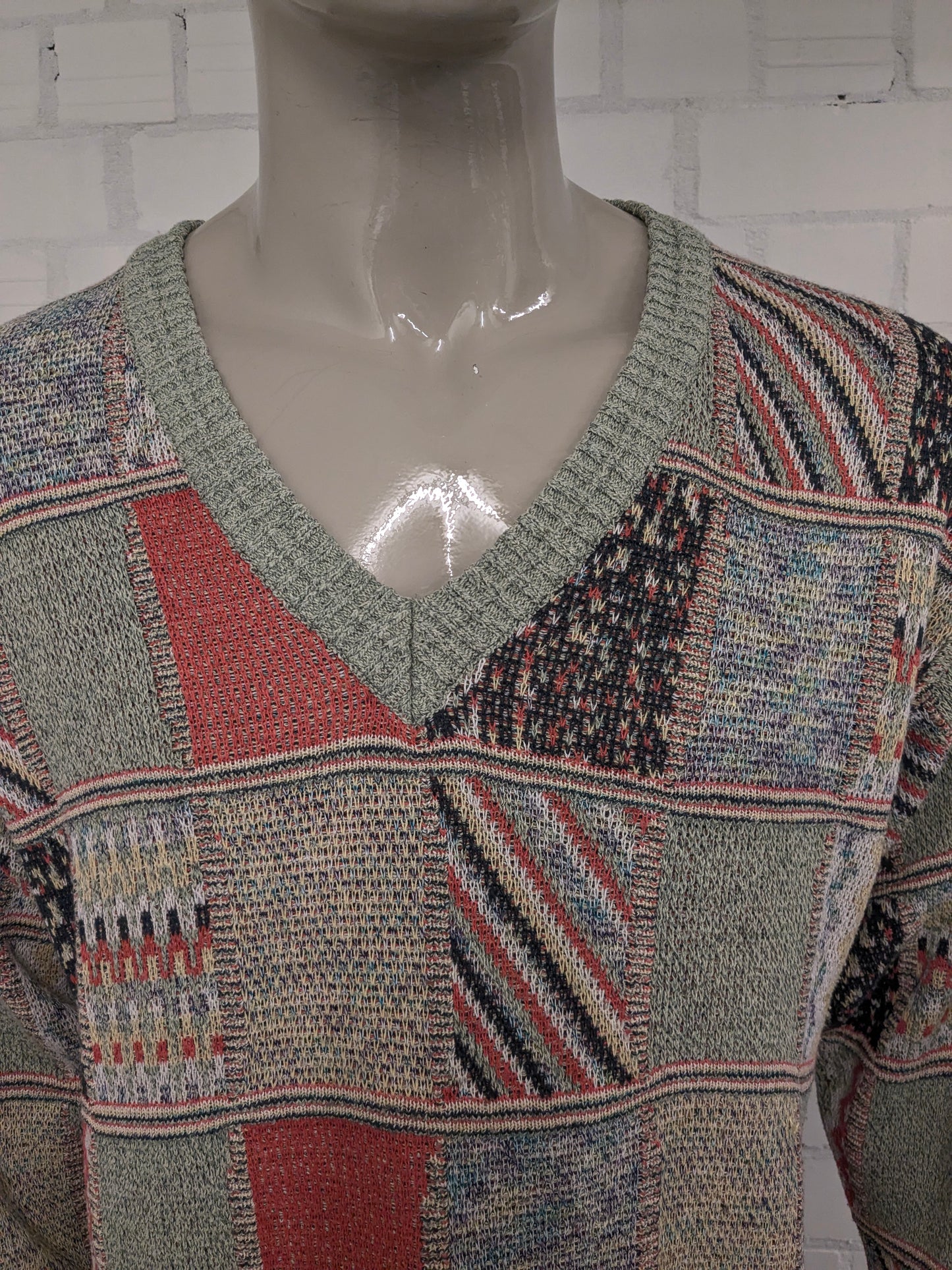 Maglione vintage Monte Carlo con scollo a V. Motivo colorato. Taglia L.