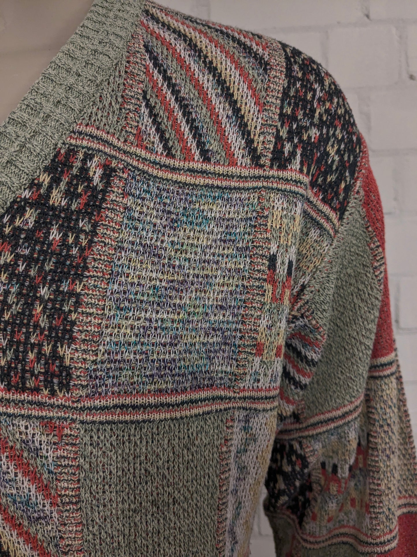 Maglione vintage Monte Carlo con scollo a V. Motivo colorato. Taglia L.