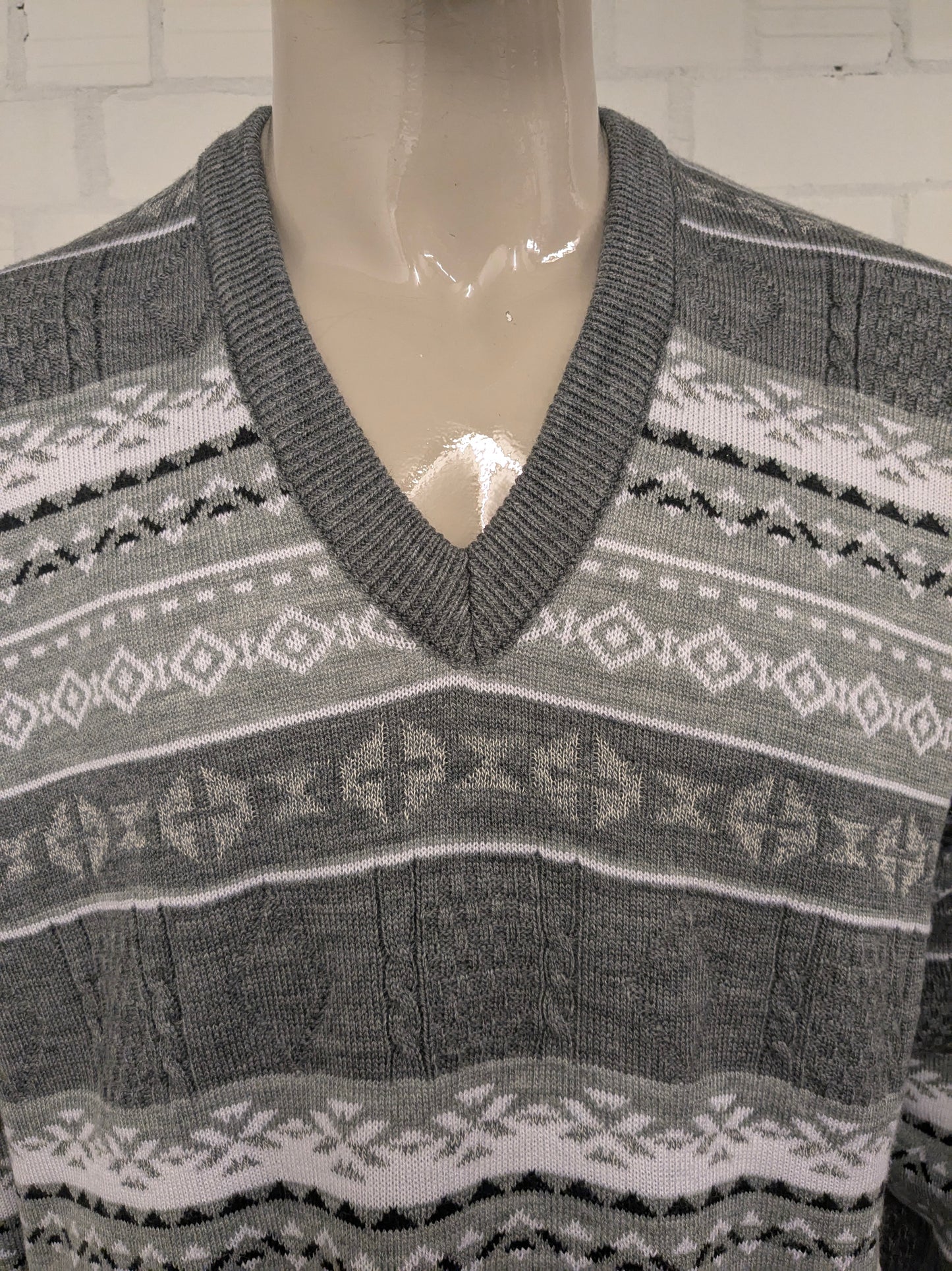 Vintage Schandiz sweater with V-neck. Gray White Black Green colored. Size XL.