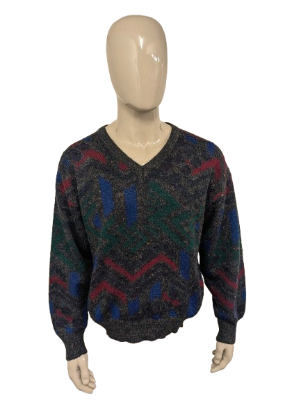 pull vintage en laine d’alpaga avec col en V. Couleur gris rouge bleu vert. Taille L. 25% Laine et 10% Laine Alpaga.
