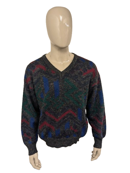 pull vintage en laine d’alpaga avec col en V. Couleur gris rouge bleu vert. Taille L. 25% Laine et 10% Laine Alpaga.
