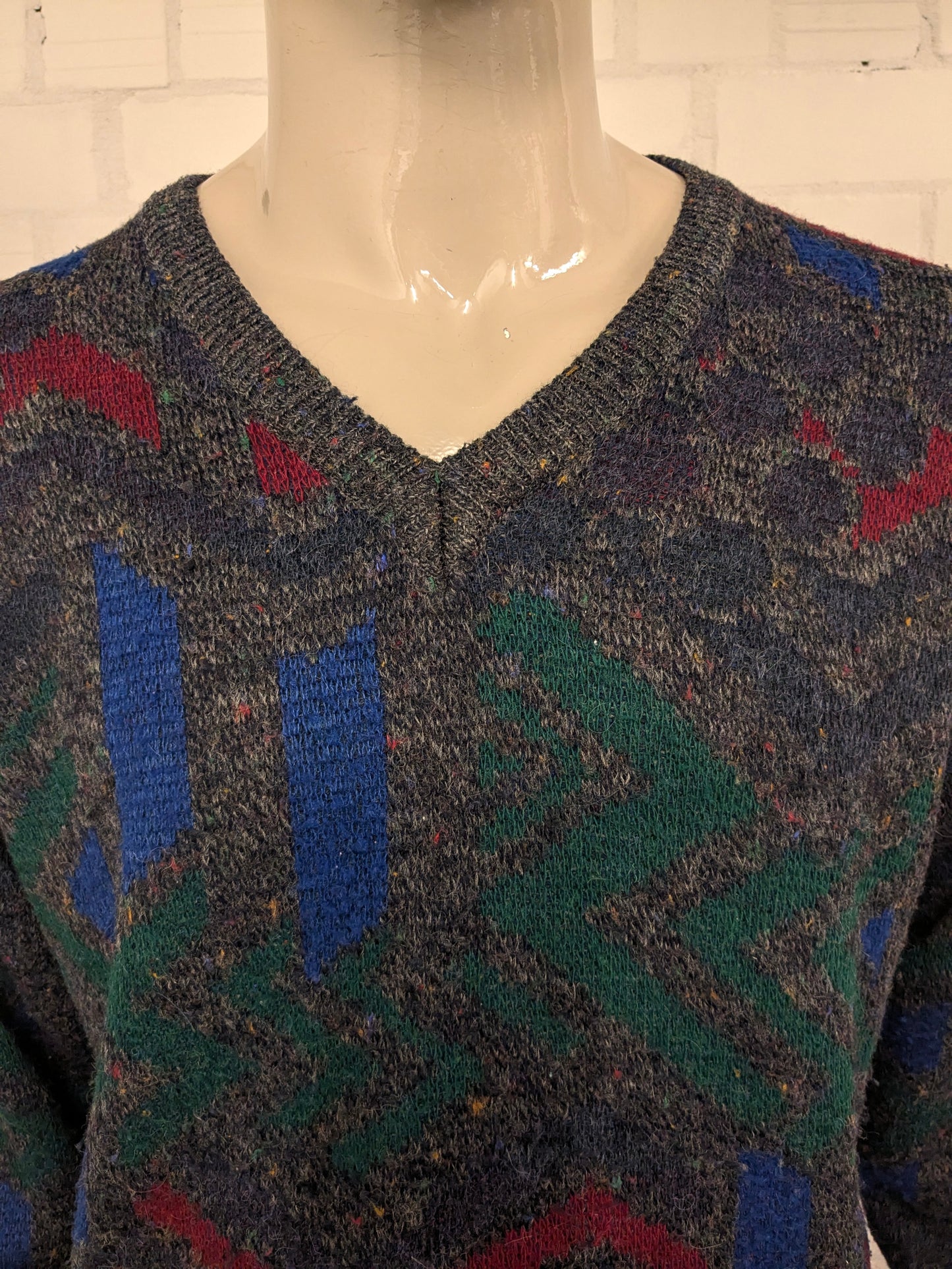 pull vintage en laine d’alpaga avec col en V. Couleur gris rouge bleu vert. Taille L. 25% Laine et 10% Laine Alpaga.