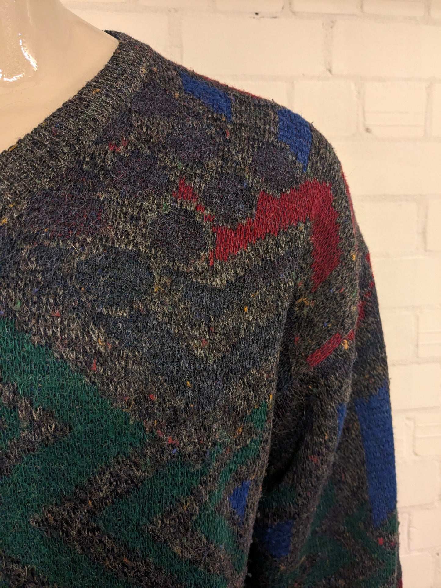 pull vintage en laine d’alpaga avec col en V. Couleur gris rouge bleu vert. Taille L. 25% Laine et 10% Laine Alpaga.