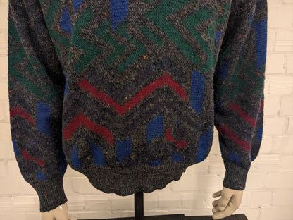pull vintage en laine d’alpaga avec col en V. Couleur gris rouge bleu vert. Taille L. 25% Laine et 10% Laine Alpaga.
